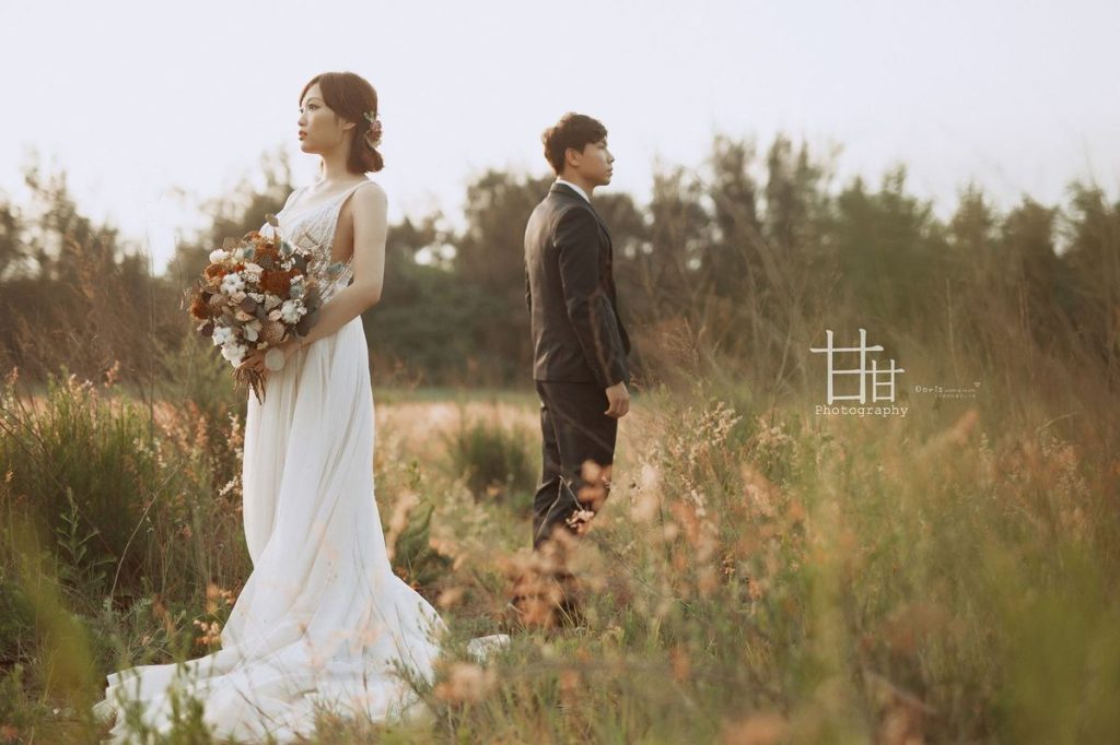 Romantic outdoor wedding couple during golden hour, captured by 甘甘 Photography — showcasing elegant bridal styling and serene nature, ideal for promotions by the best wedding planner Kochi and best wedding company Kochi.